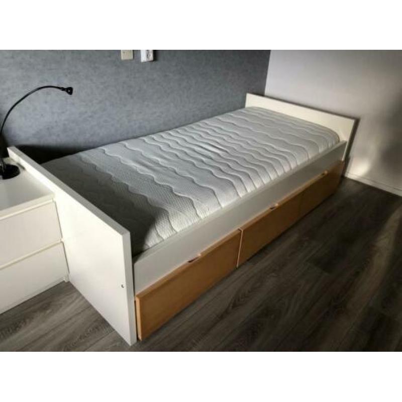 1 persoons bed met 2 kastjes te koop
