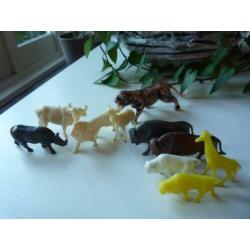 3x Kunststof Figuurtjes Giraffe en Bizon