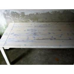Rechthoekige witte doorgeschuurde eettafel.
