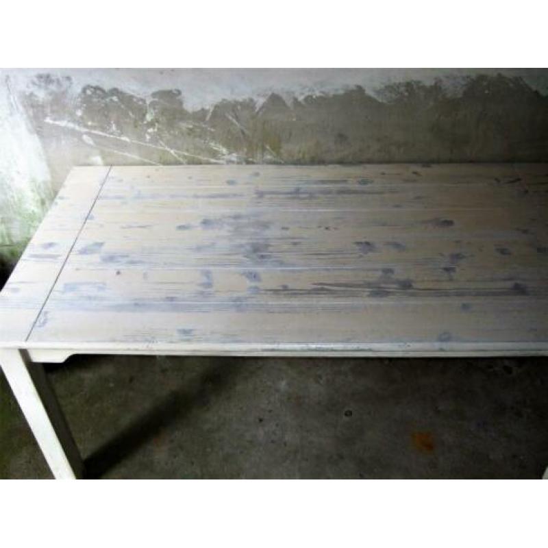 Rechthoekige witte doorgeschuurde eettafel.
