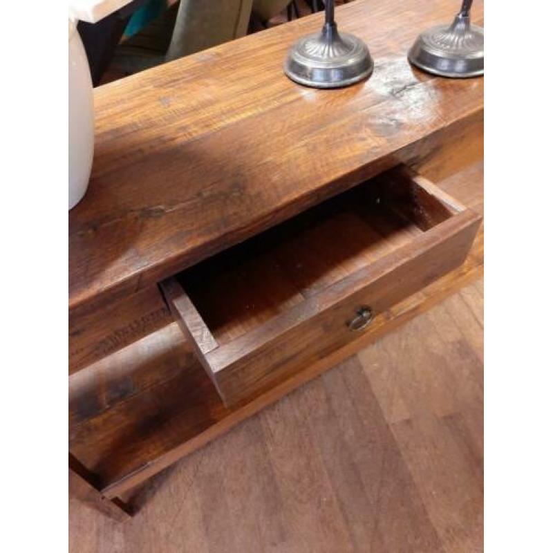 Koloniale teakhouten sidetable met lades in onderplateau