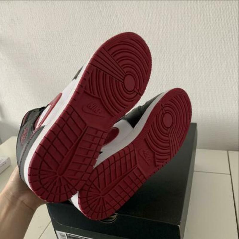 Jordan 1 mid bred toe red maat 38,5