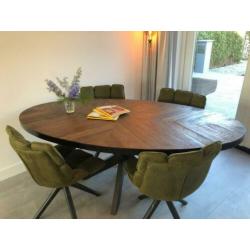 Nieuwe ovale EetkamerTafel. 240 x 120 x 78 cm. Visgraat