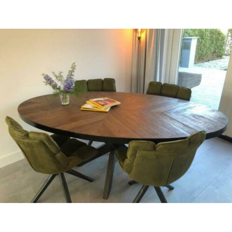 Nieuwe ovale EetkamerTafel. 240 x 120 x 78 cm. Visgraat