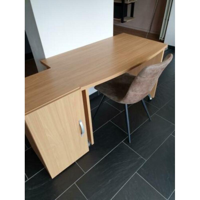 Bureau incl. boekenkast