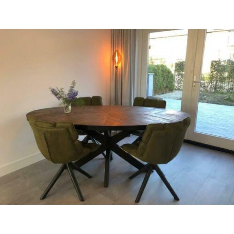 Nieuwe ovale EetkamerTafel. 240 x 120 x 78 cm. Visgraat