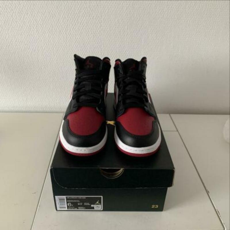 Jordan 1 mid bred toe red maat 38,5