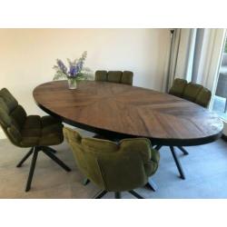 Nieuwe ovale EetkamerTafel. 240 x 120 x 78 cm. Visgraat