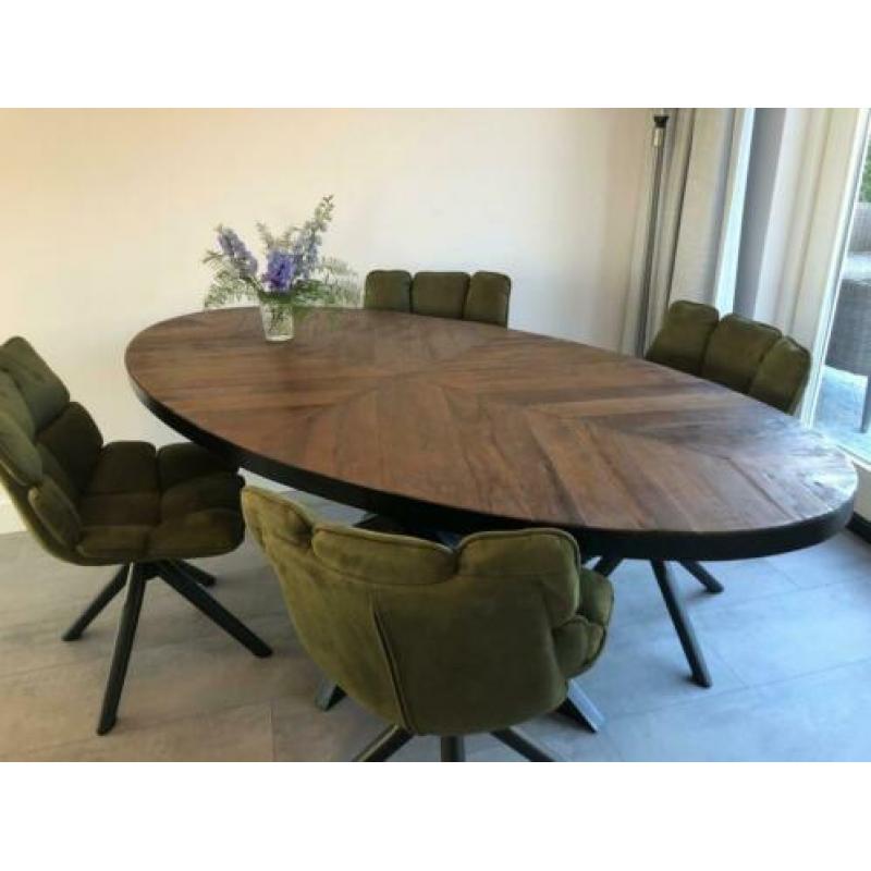 Nieuwe ovale EetkamerTafel. 240 x 120 x 78 cm. Visgraat