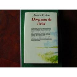 Dorp aan de rivier. Antoon Coolen. 258 pagina's.