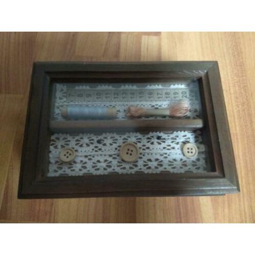houten naaidoosje met deco achter glas in de deksel