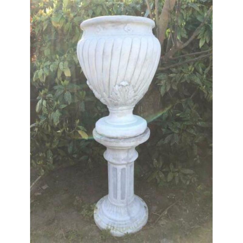 Mooie grote vaas-kruik-bloembak op sokkel,zuil-tuin-deco