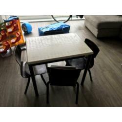Kinder tafeltje met 4 stoelen