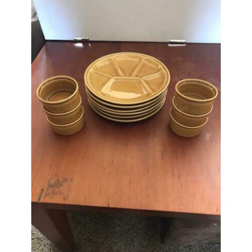 Vintage retro fondueborden compleet met de souskommetjes