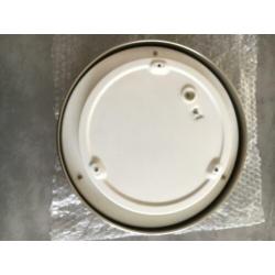 Eenvoudige plafoniere, metalen rand, wit glazen kap