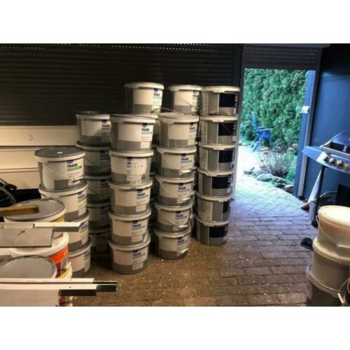 Diverse muurverf wit 15liters.