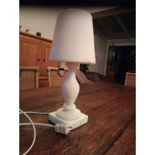 Massief lampje van kalksteen.