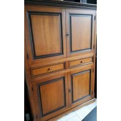 Mooie eiken kast kersenkleur met zwart.