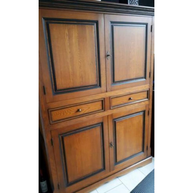 Mooie eiken kast kersenkleur met zwart.