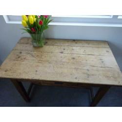 Leuk Oud Houten Tafeltje met Lade