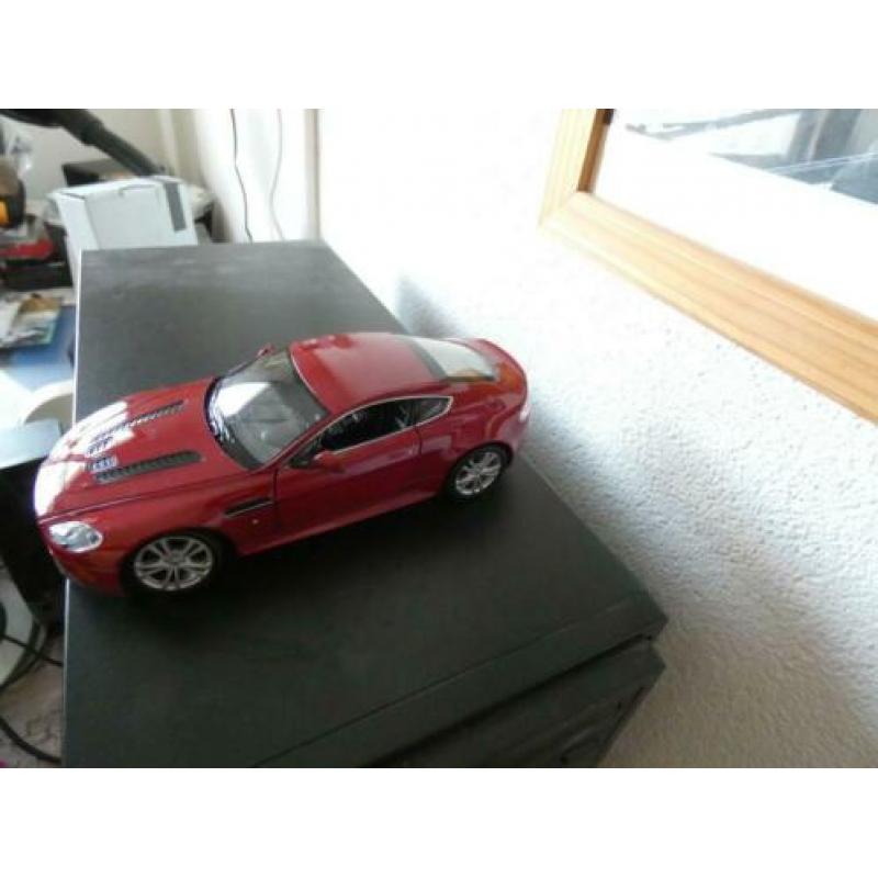 Aston Martin V12 Vantage modelauto Welly 1:24
