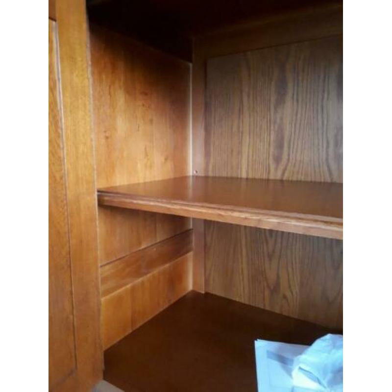Mooie eiken kast kersenkleur met zwart.