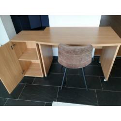 Bureau incl. boekenkast