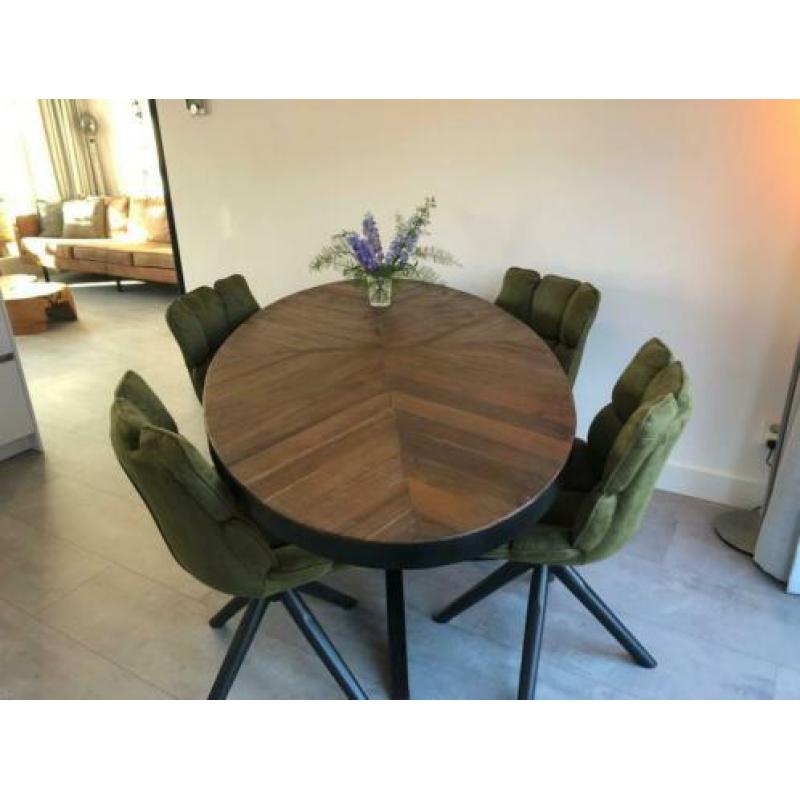 Nieuwe ovale EetkamerTafel. 240 x 120 x 78 cm. Visgraat