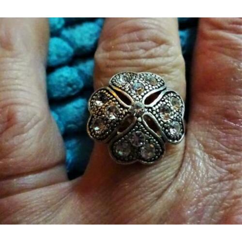 Zilverkleurige ring soort klavertje vier met glimmers