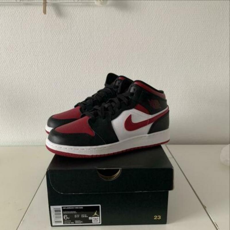 Jordan 1 mid bred toe red maat 38,5