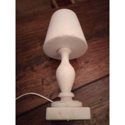 Massief lampje van kalksteen.