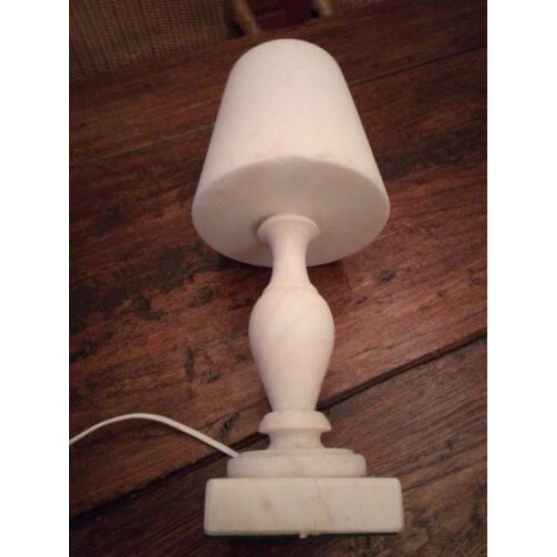 Massief lampje van kalksteen.