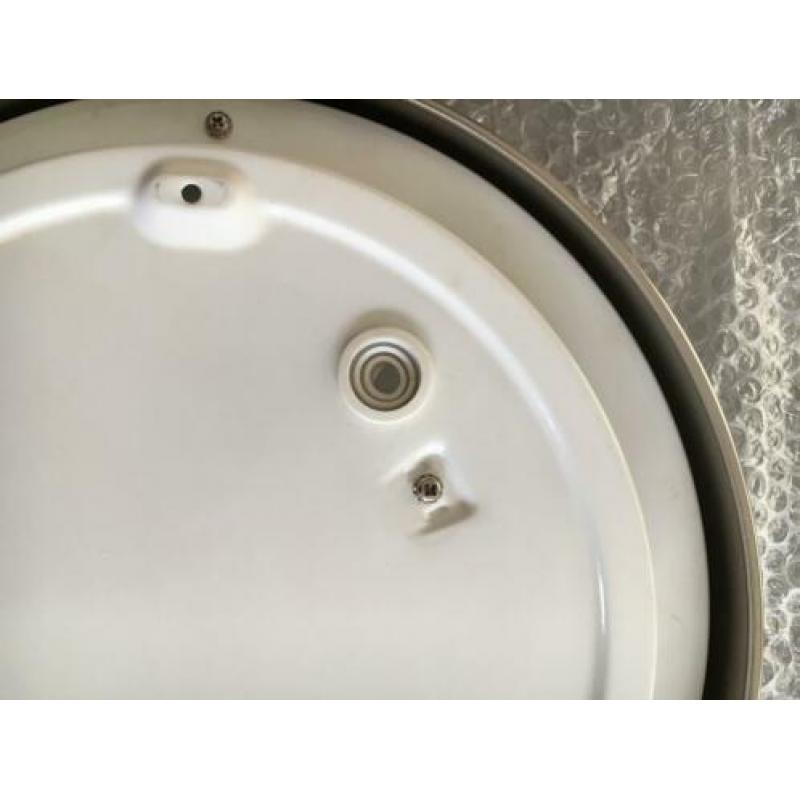Eenvoudige plafoniere, metalen rand, wit glazen kap