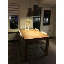 Teakhouten eettafel.