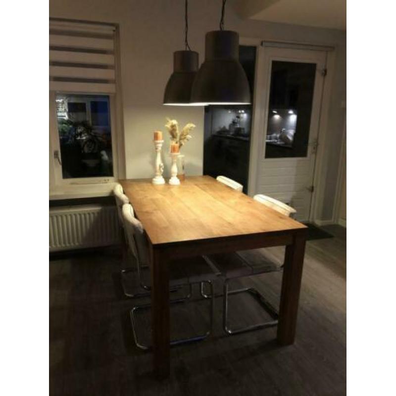Teakhouten eettafel.