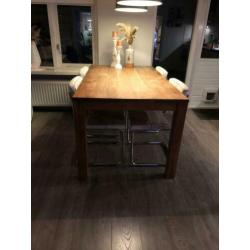 Teakhouten eettafel.