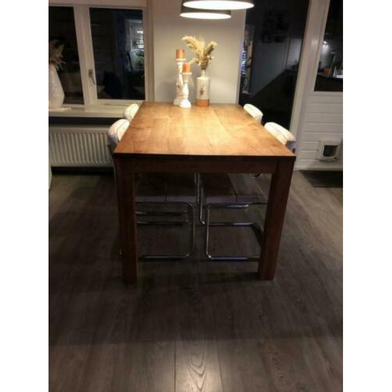 Teakhouten eettafel.