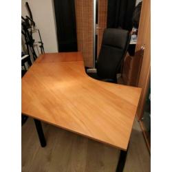 Groot stevig BUREAU met stoel.