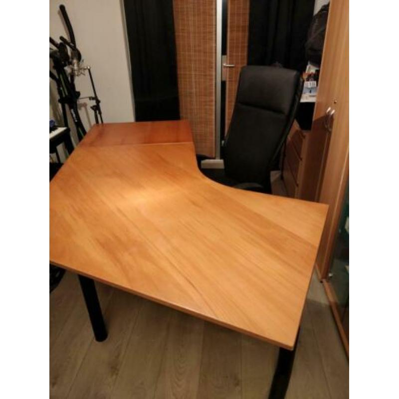Groot stevig BUREAU met stoel.