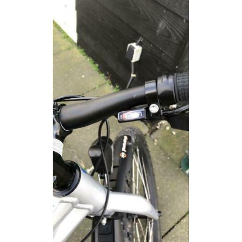 Mountainbike Cube Roscoe 24 inch zilvergrijs
