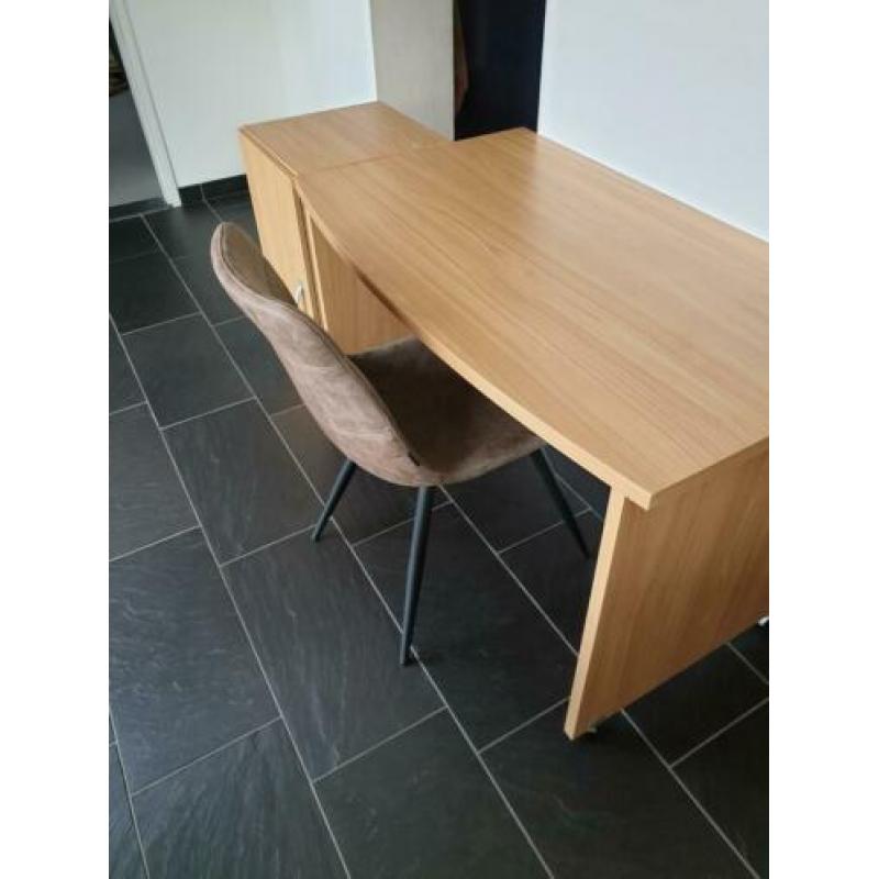 Bureau incl. boekenkast