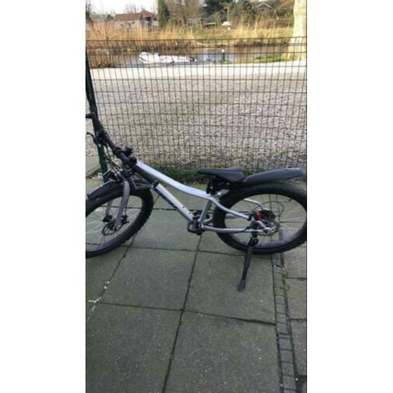 Mountainbike Cube Roscoe 24 inch zilvergrijs