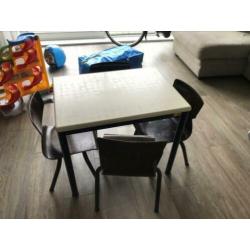 Kinder tafeltje met 4 stoelen