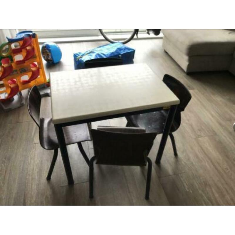 Kinder tafeltje met 4 stoelen