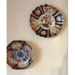 antieke Imari shatsuma schotels 24 en 28cm ca 1800