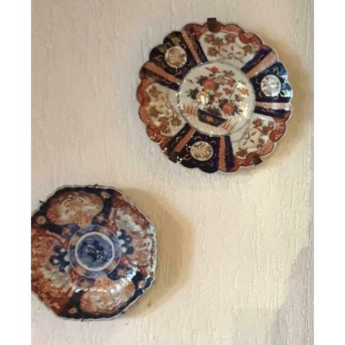 antieke Imari shatsuma schotels 24 en 28cm ca 1800