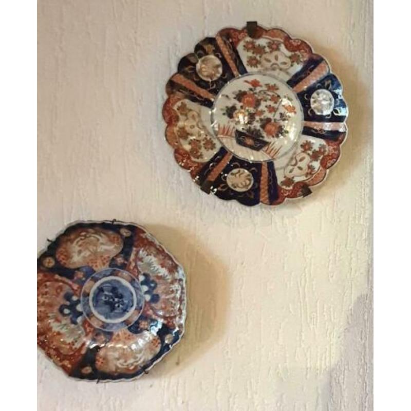 antieke Imari shatsuma schotels 24 en 28cm ca 1800