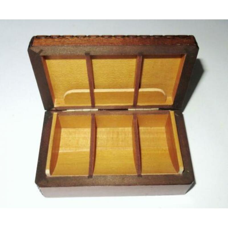 Mooi houten postzegels kistje met snijwerk.
