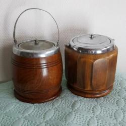 Oude houten koektrommels met keramieken binnenkant