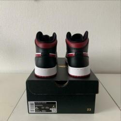 Jordan 1 mid bred toe red maat 38,5